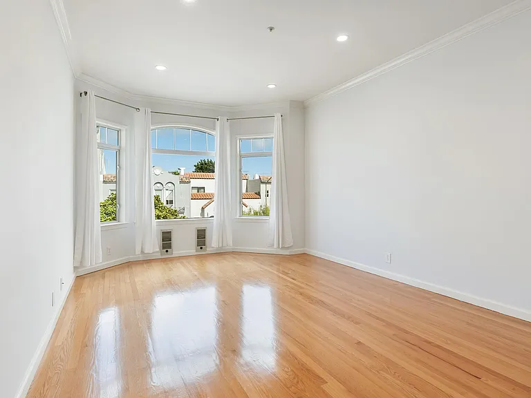 1921 Jefferson St #207 — Photo 2