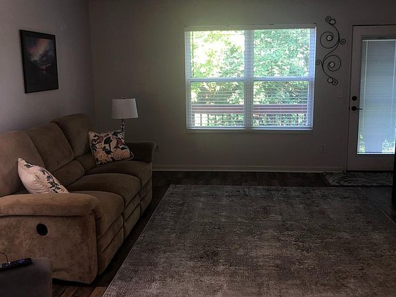 4th image of 940 Nelson Ln #B