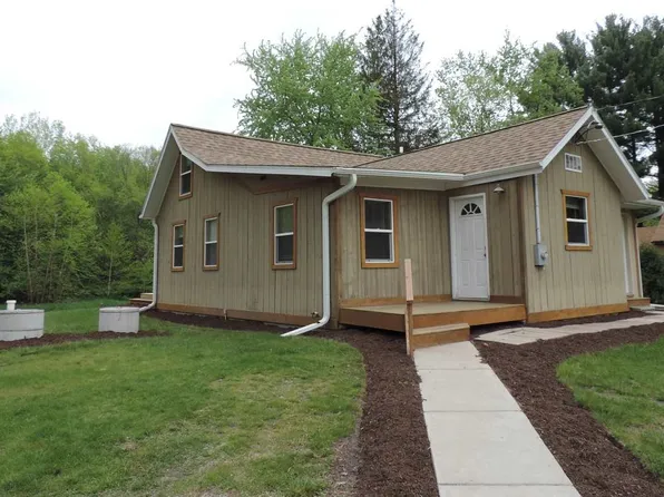 N4507 Oak Knoll Dr, Poynette, WI 53955