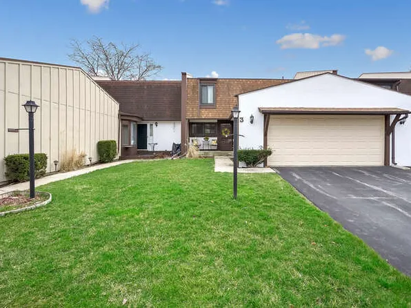 3 Hawthorne Sq, Indian Head Park, IL 60525