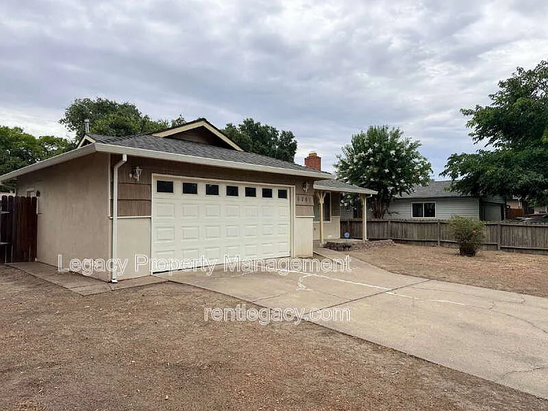 3 bed, 1.0 bath, 940 sqft, $2,000 — Photo 3