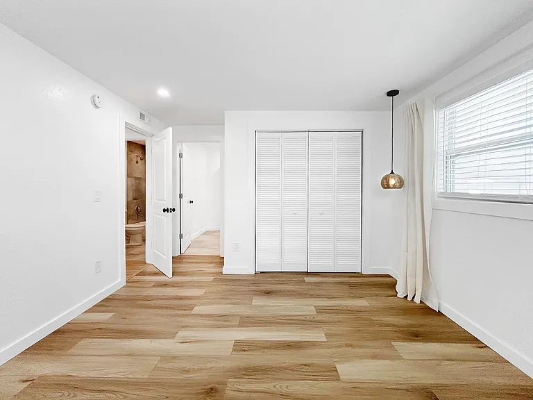 4631 Queensboro Ave S — Photo 8