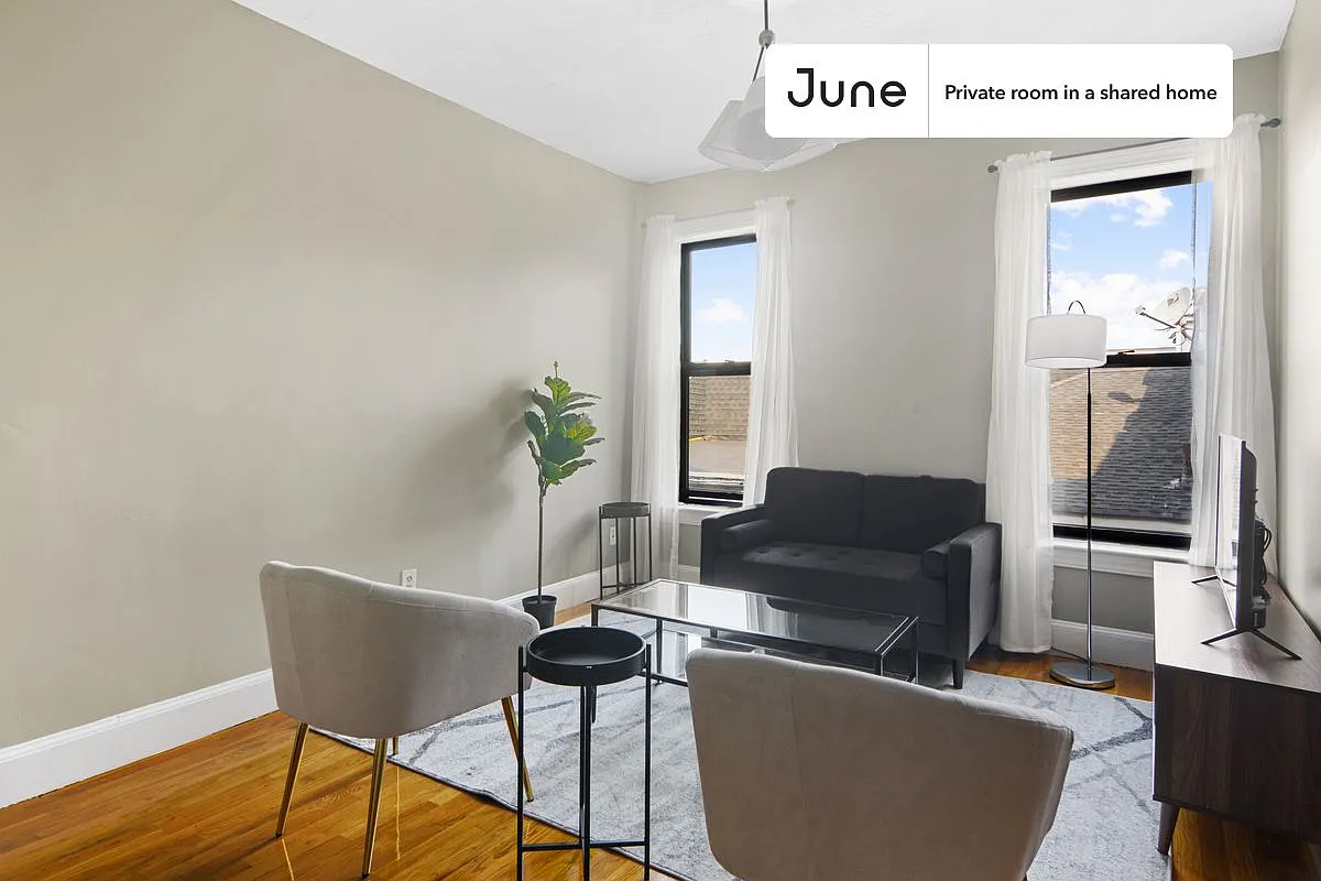 Queen bedroom in 4 bed/2 bath home in Allston #535 D — Photo 3