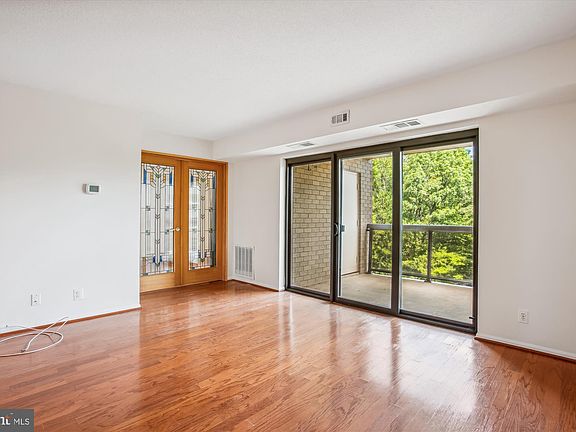 5th image of 203 Yoakum Pkwy APT 817