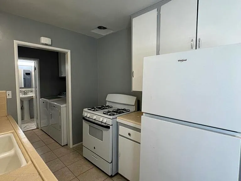 253 E Center St — Photo 9