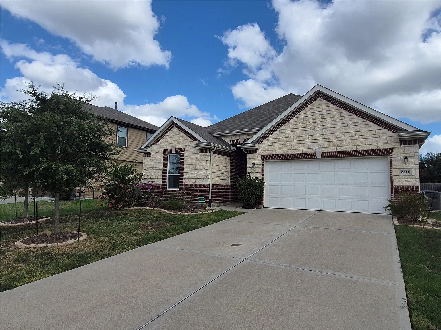 3 bed, 2.0 bath, 2206 sqft, $2,260 — Photo 2