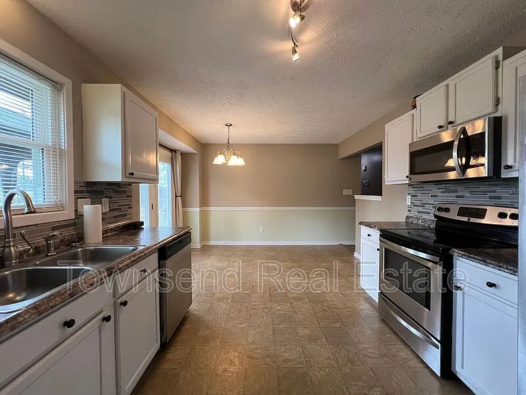 420 Mangum Ct — Photo 5