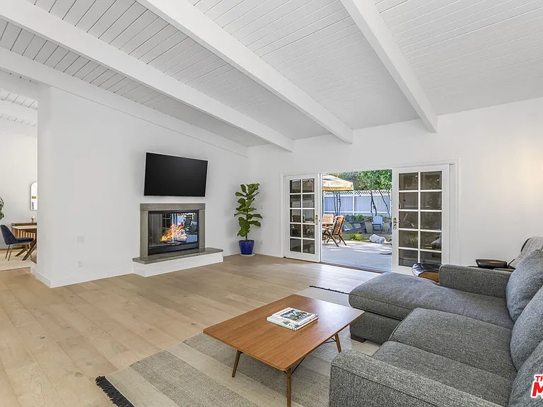 23826 Burbank Blvd — Photo 4