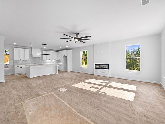 3rd image of 152 Boxwood Ln