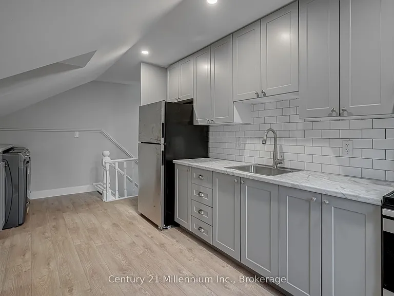 276 Edward St #UPPER — Photo 5