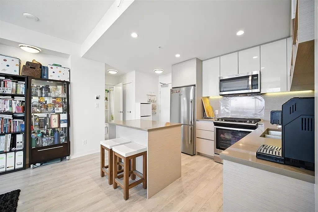 2 bed, 825 sqft, $2,700 — Photo 2