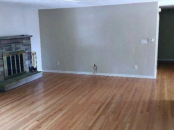 Living Room 4 (w/Fireplace)