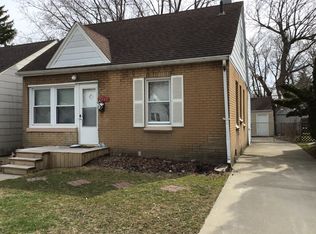 2161 Ridgemont Rd, Grosse Pointe Woods, MI 48236