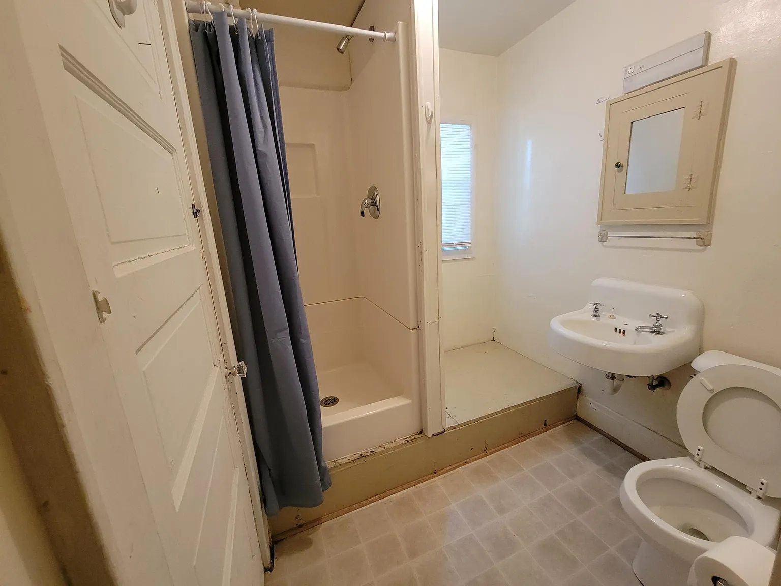 5 bed, 2.5 bath, 1600 sqft, $1,095 — Photo 2