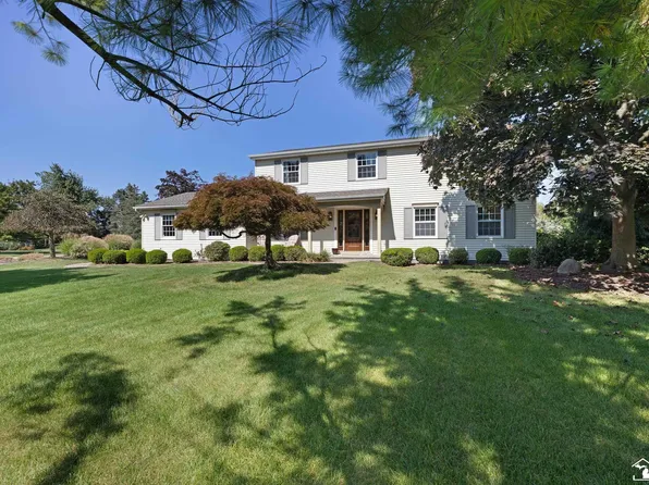 8370 Voigt Ave, Grosse Ile, MI 48138