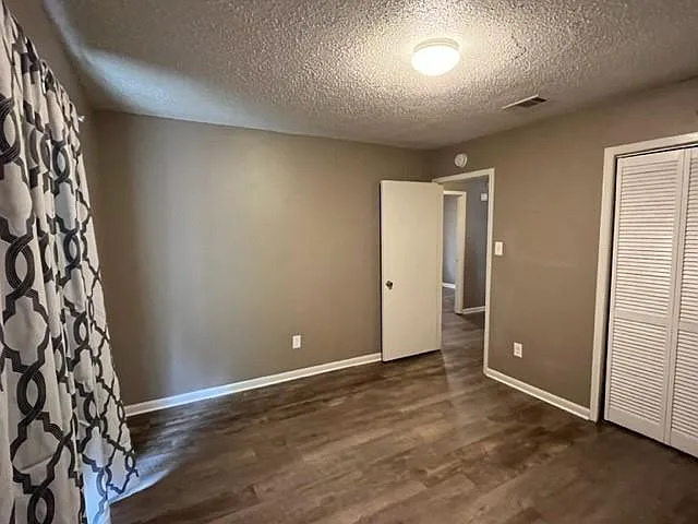 3 bed, 1.0 bath, 923 sqft, $1,100 — Photo 3