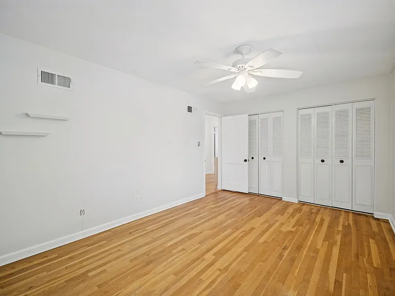 724 Yorkshire Dr — Photo 2