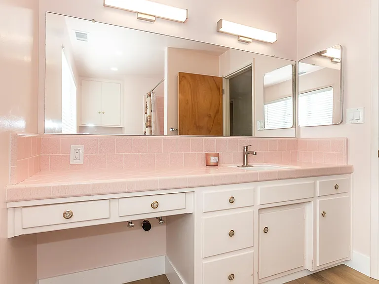 Hallway full bathroom with tub