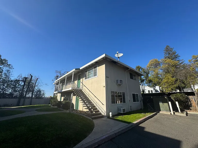 Las Palmas Apartments — Photo 1