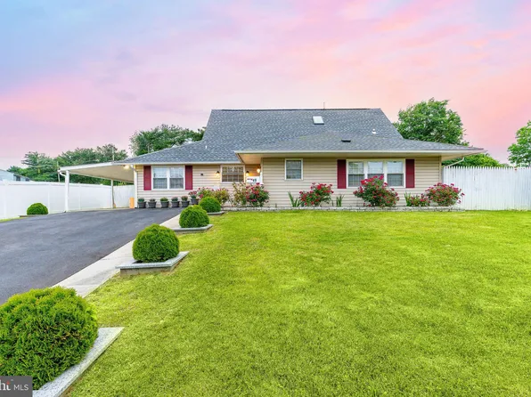49 Highland Park Pl, Levittown, PA 19056