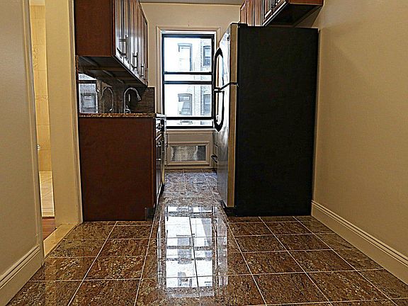 4th image of 1035 Washington Ave APT 2E