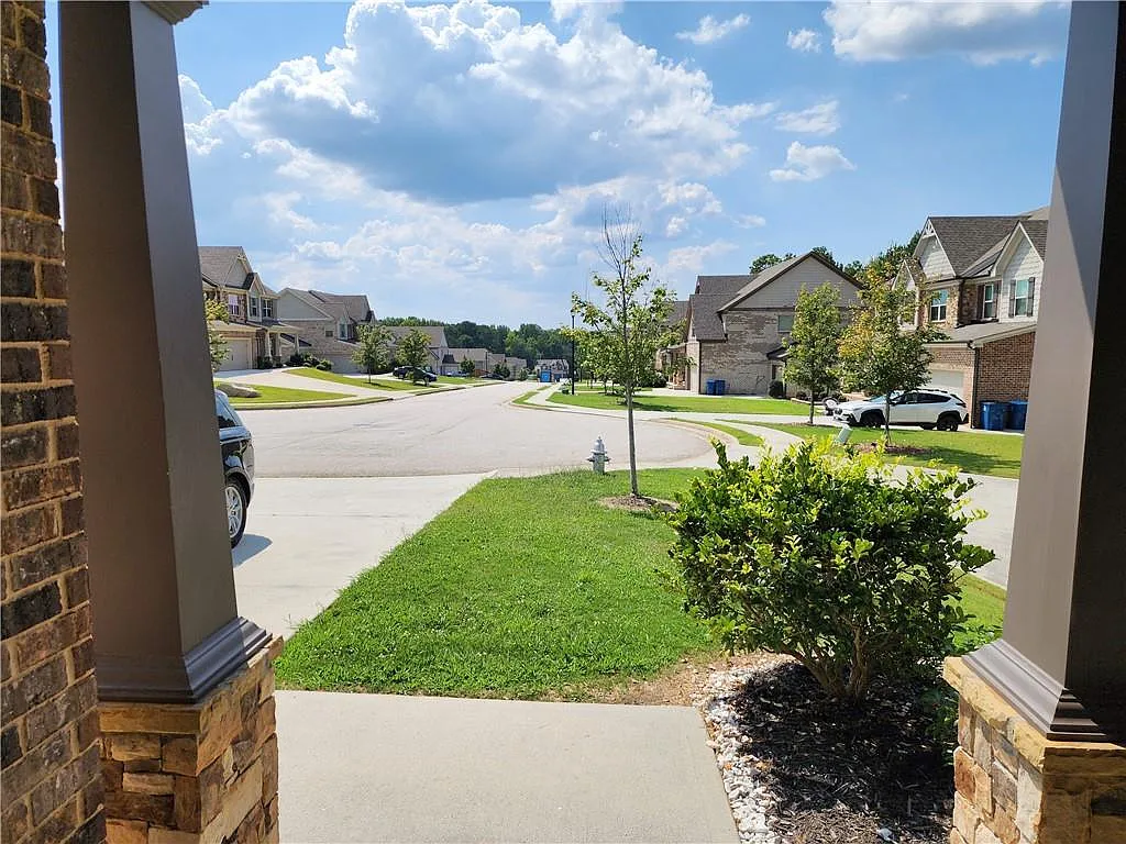 6 bed, 3.0 bath, 3045 sqft, $4,399 — Photo 2