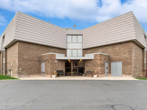 924 S Lake Ct #4-201, Westmont, IL 60559