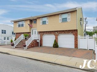 9 Harmon St, Long Beach, NY 11561