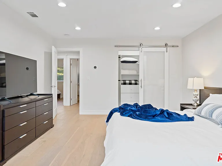 8961 Farralone Ave — Photo 17