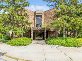 925 Spring Hill Dr APT 207, Northbrook, IL 60062
