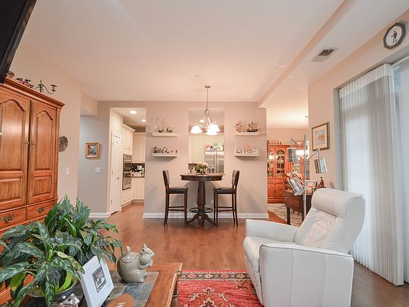 5th image of 1800 Amberley Ct APT 302