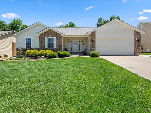 748 Pecan Hill Dr, Saint Charles, MO 63304