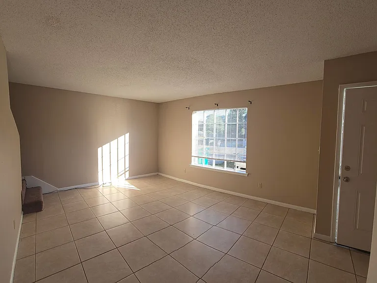 106 Valencia Dr — Photo 7