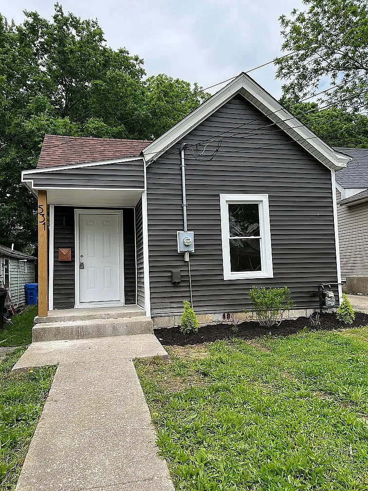 3 bed, 930 sqft, $1,400 — Photo 1