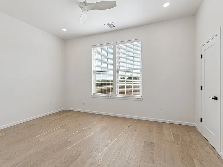 18814 Selah Way — Photo 32
