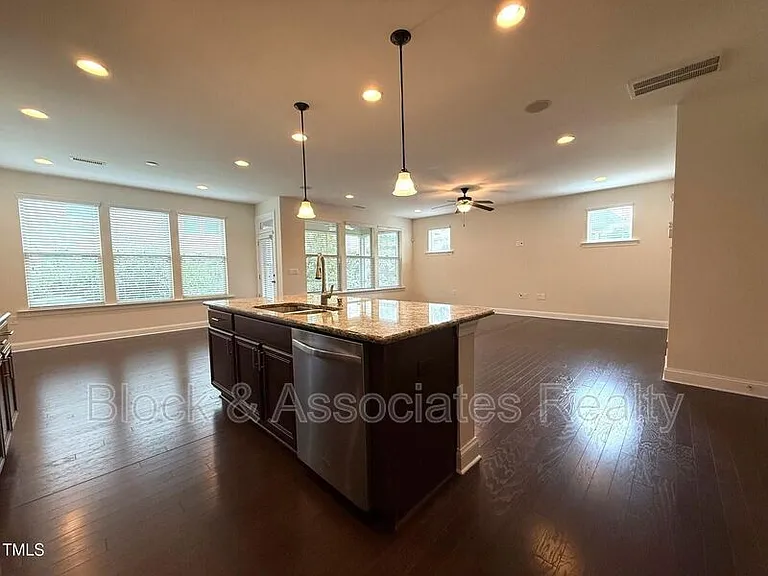 238 Begen St — Photo 9
