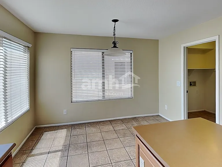 8409 S 50th Ln — Photo 4