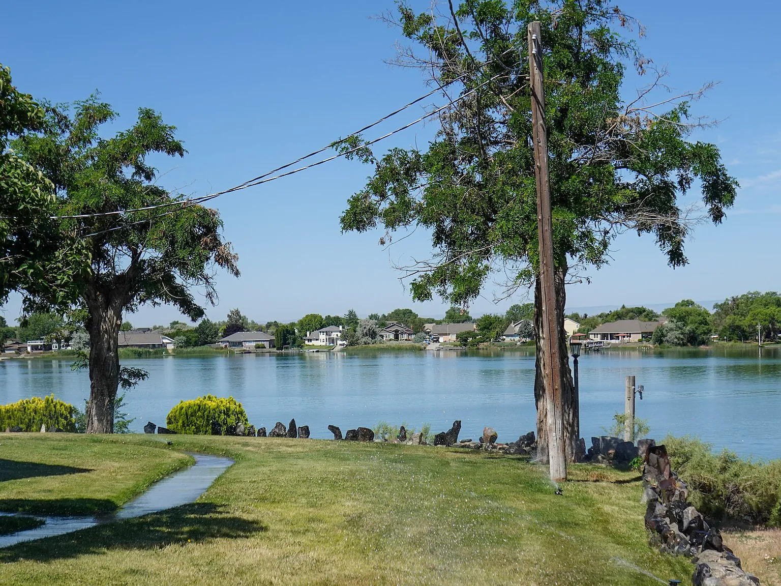 Lakeshore Inn Water-Front and Cabins - Studio Double Queen View 203 — Photo 2