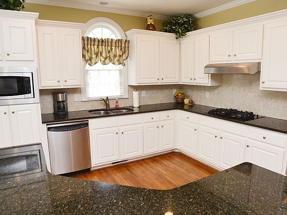 4th image of 7510 Biltmore Ln #32