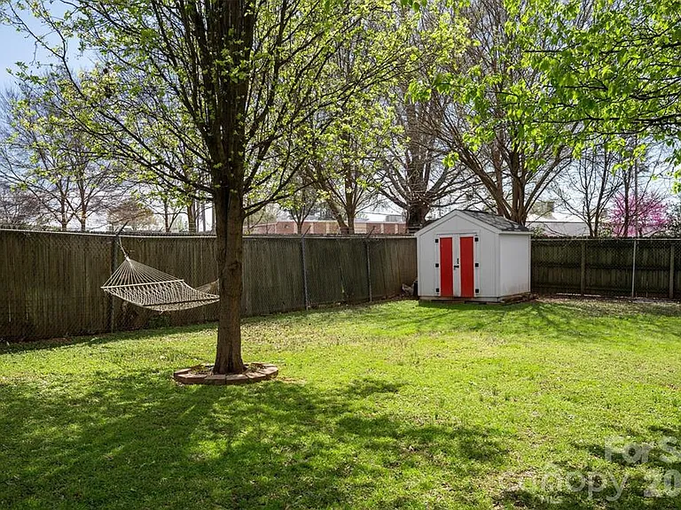 307 E Peterson Dr — Photo 15