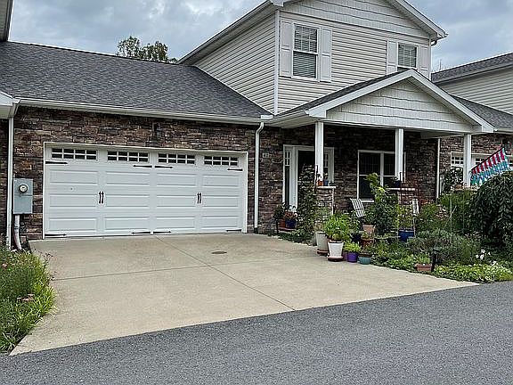 5th image of 42 Brownstone Dr
