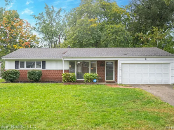 2451 Lafay Dr, West Bloomfield, MI 48324