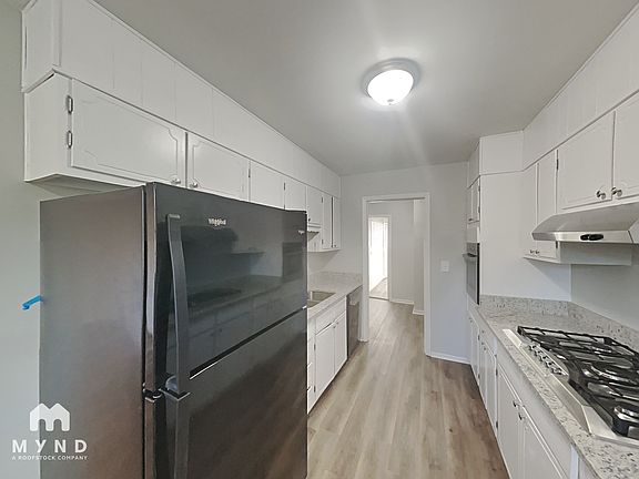 3rd image of 3672 Stanford Cir
