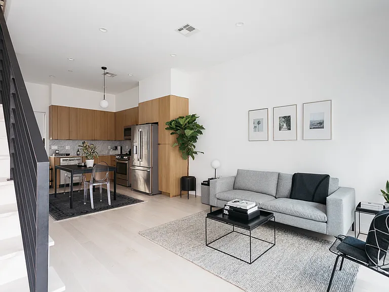 2121 Scott Ave — Photo 4
