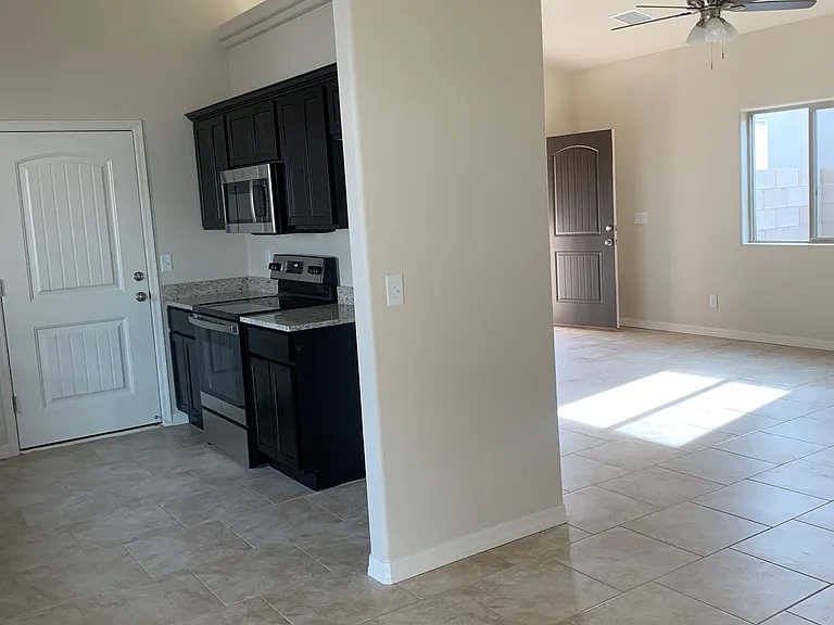3312 E Farm Crest Ave — Photo 6