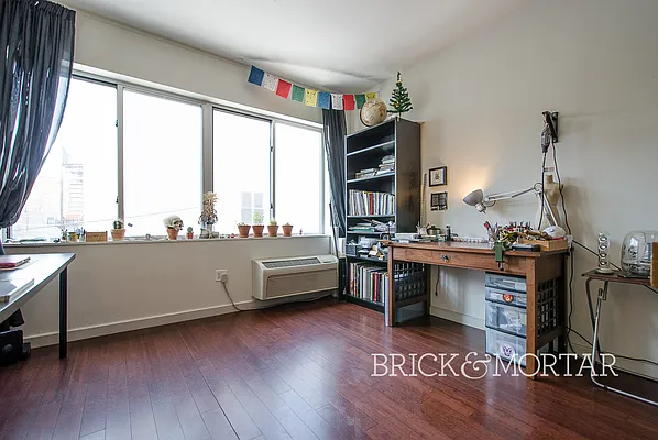 Sold by Brick&Mortar | media 9