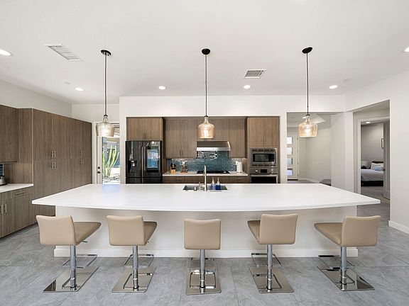 3rd image of 502 Retreat Cir