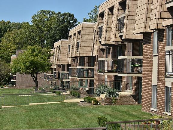 2nd image of 7711 Normandie Blvd #2B-1Ba-892Sqft