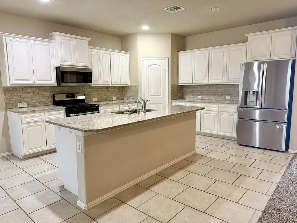 4 bed, 2.0 bath, 2002 sqft, $3,000 — Photo 3