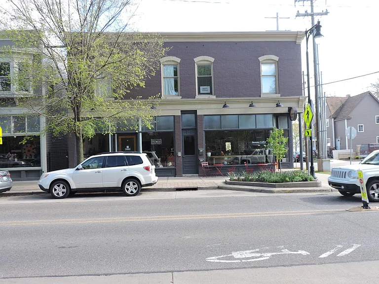 637 Wealthy St SE — Photo 44